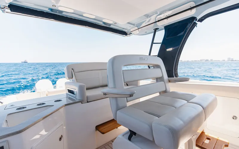 Slide: The Image of Boston Whaler 35 2021 - 15