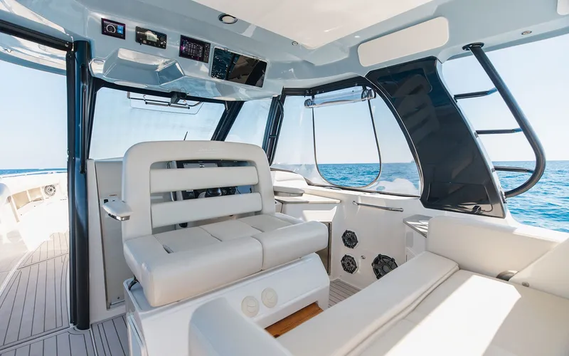 Slide: The Image of Boston Whaler 35 2021 - 16