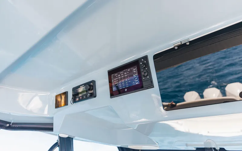Slide: The Image of Boston Whaler 35 2021 - 14