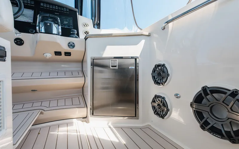 Slide: The Image of Boston Whaler 35 2021 - 13
