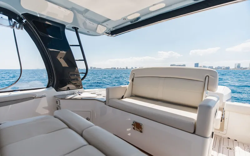 Slide: The Image of Boston Whaler 35 2021 - 17