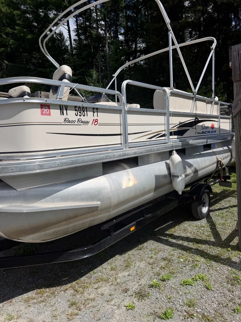The Image of Sun Tracker Bass Buggy 18 2005 - 0