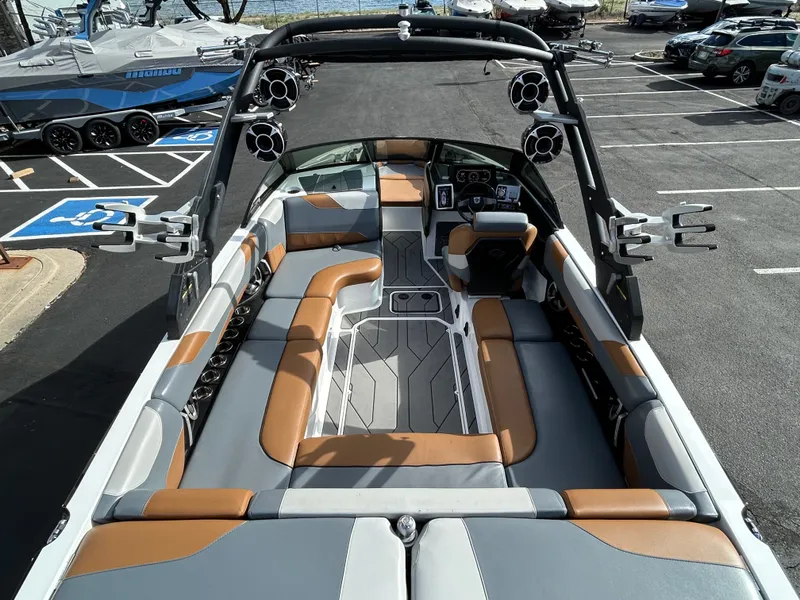Slide: The Image of Malibu 23 LSV 2020 - 11
