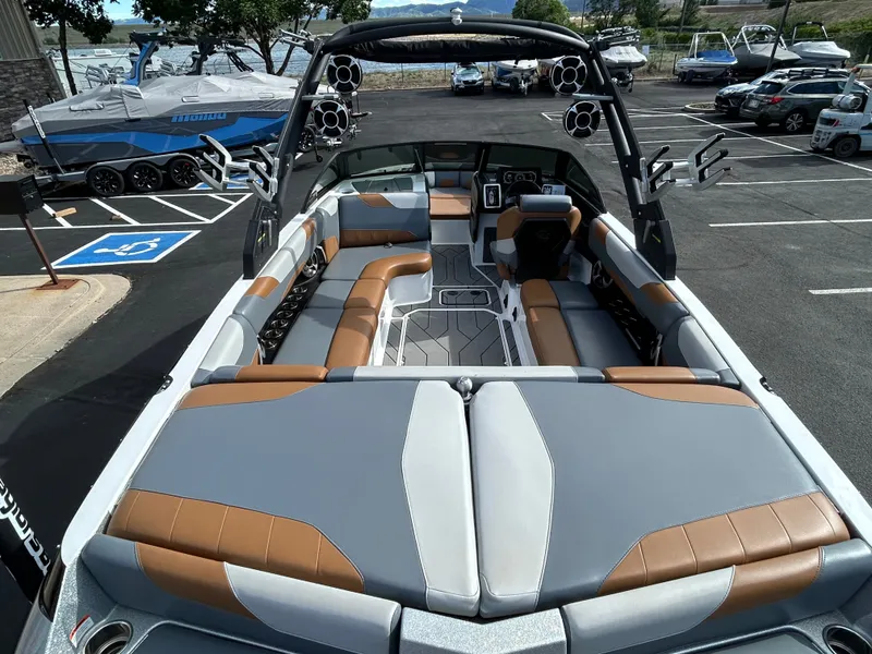 Slide: The Image of Malibu 23 LSV 2020 - 10