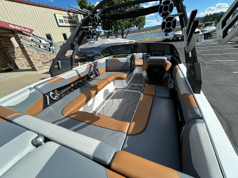 Slide: The Image of Malibu 23 LSV 2020 - 12