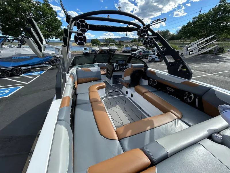Slide: The Image of Malibu 23 LSV 2020 - 13