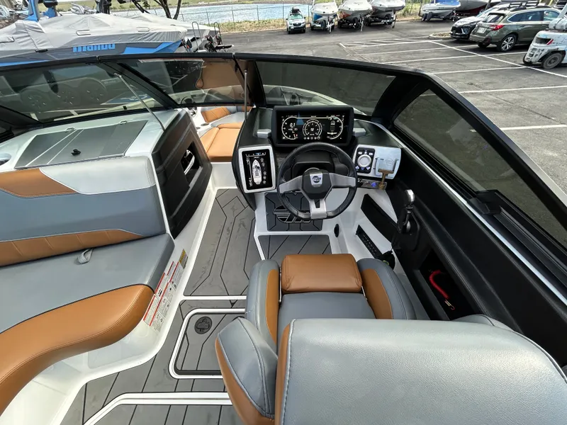 Slide: The Image of Malibu 23 LSV 2020 - 15