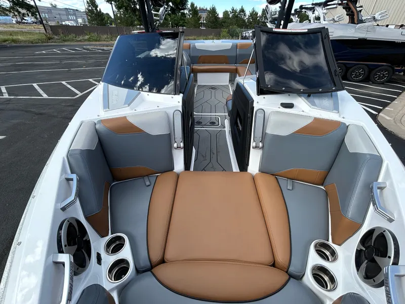 Slide: The Image of Malibu 23 LSV 2020 - 19
