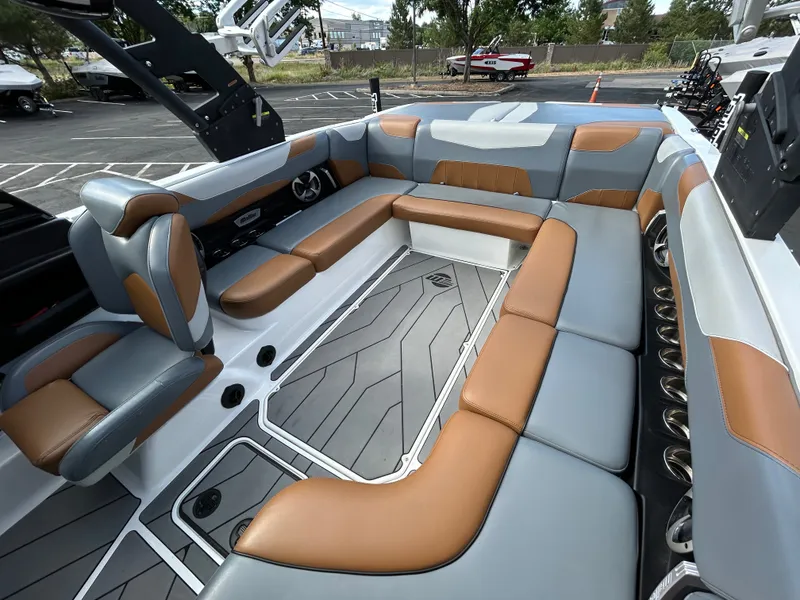 Slide: The Image of Malibu 23 LSV 2020 - 14