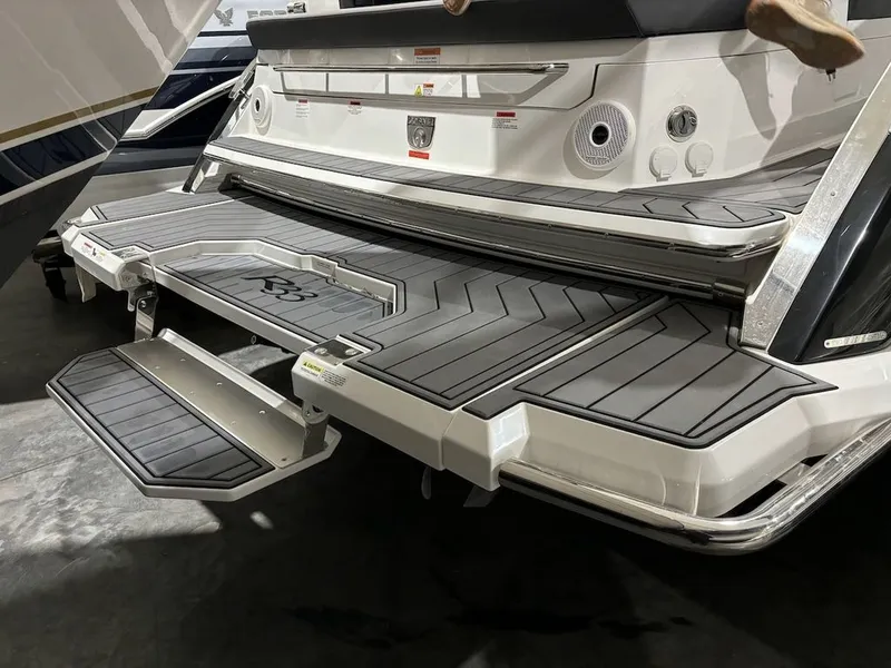 Slide: The Image of Cobalt Boats R33 2023 - 2