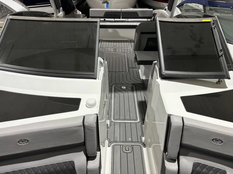 Slide: The Image of Cobalt Boats R33 2023 - 15