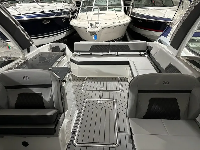 Slide: The Image of Cobalt Boats R33 2023 - 14