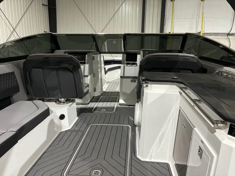 Slide: The Image of Cobalt Boats R33 2023 - 6