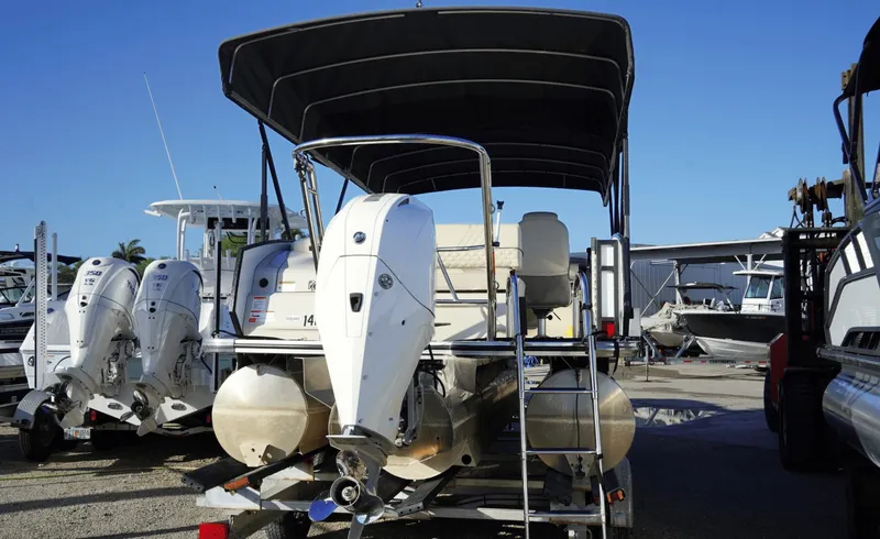 Slide: The Image of Crest 230 Caribbean LX 2023 - 8