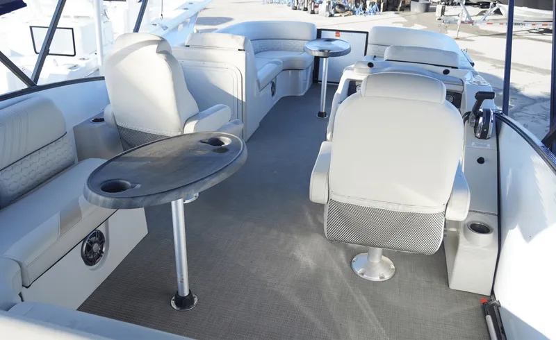 Slide: The Image of Crest 230 Caribbean LX 2023 - 9