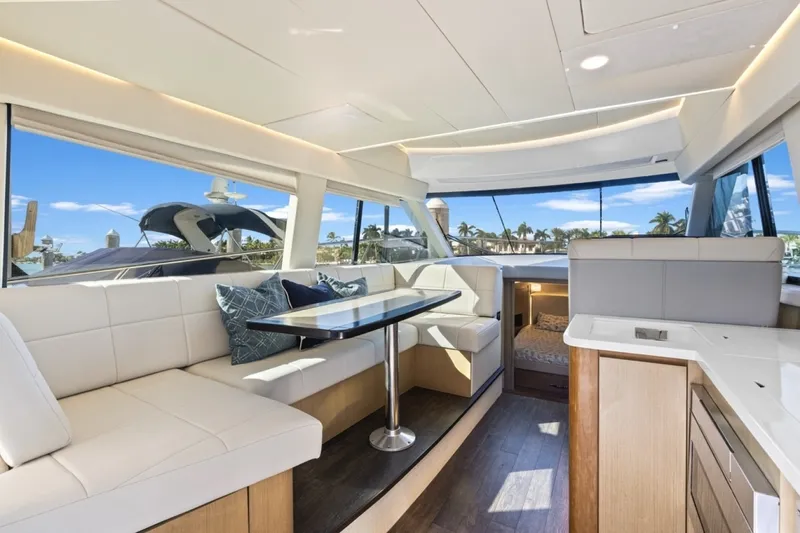 Slide: The Image of Regal 42 Fly 2020 - 12