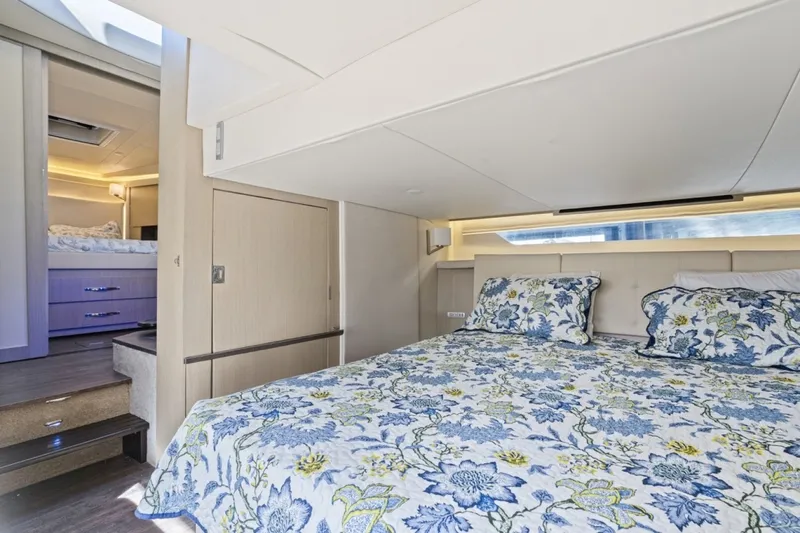Slide: The Image of Regal 42 Fly 2020 - 24