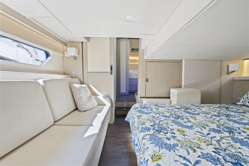 Slide: The Image of Regal 42 Fly 2020 - 25