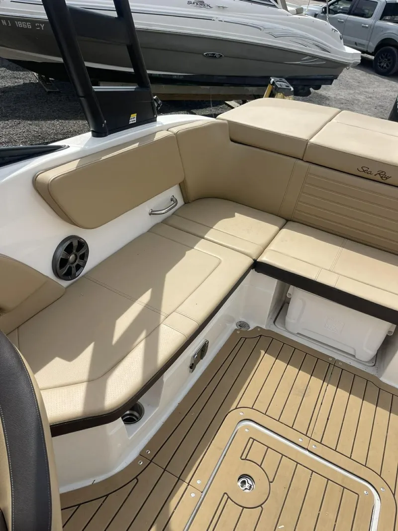 Slide: The Image of Sea Ray 230 Bow Rider 2019 - 4