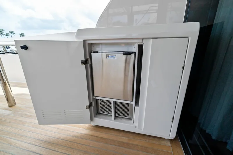 Slide: The Image of Ferretti 860 2023 - 12