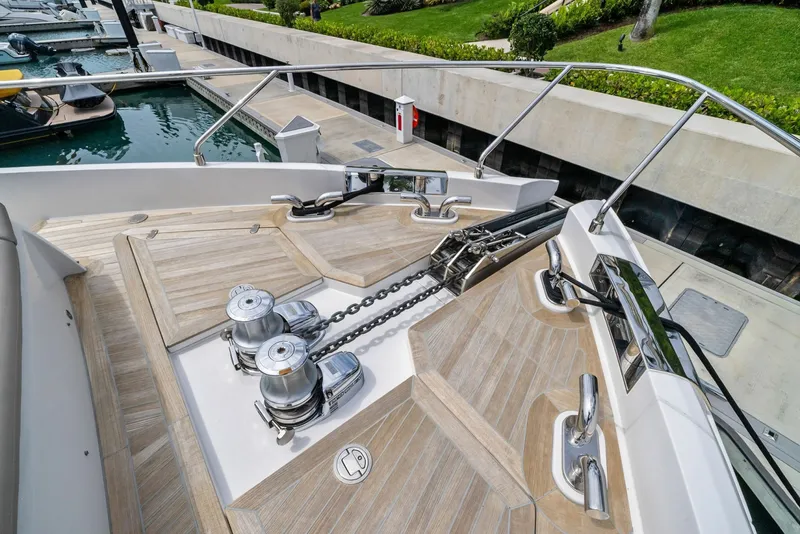 Slide: The Image of Ferretti 860 2023 - 17