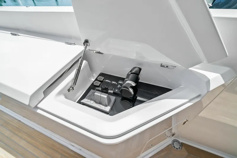 Slide: The Image of Ferretti 860 2023 - 18