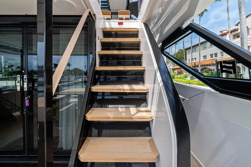 Slide: The Image of Ferretti 860 2023 - 19