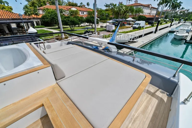 Slide: The Image of Ferretti 860 2023 - 20