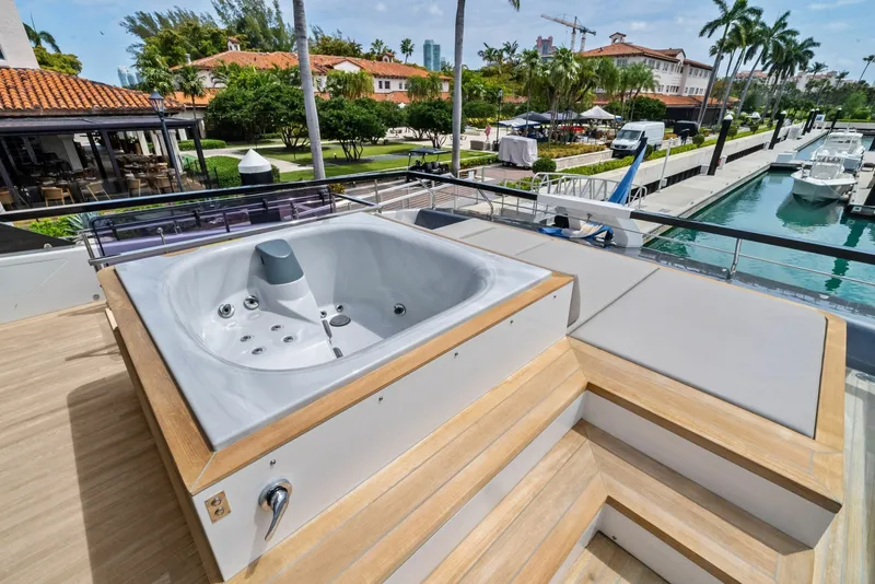 Slide: The Image of Ferretti 860 2023 - 21