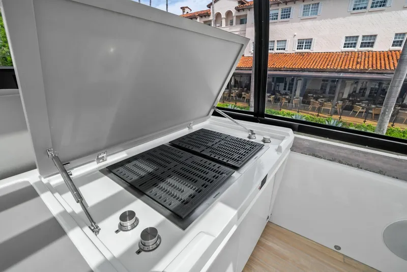 Slide: The Image of Ferretti 860 2023 - 29