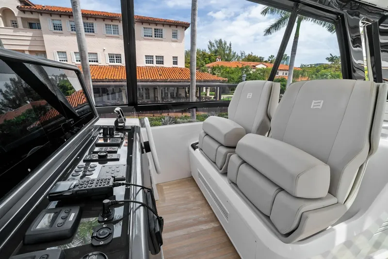 Slide: The Image of Ferretti 860 2023 - 31