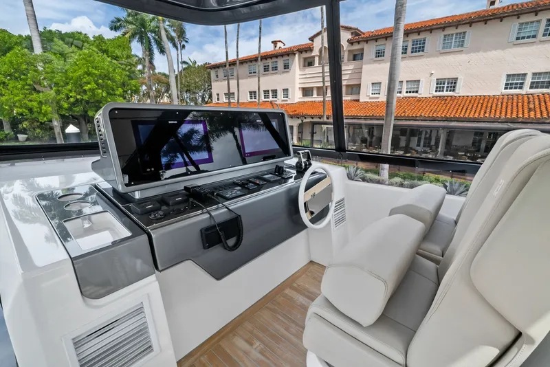 Slide: The Image of Ferretti 860 2023 - 33