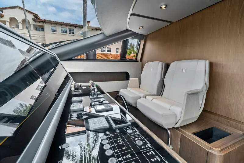 Slide: The Image of Ferretti 860 2023 - 35
