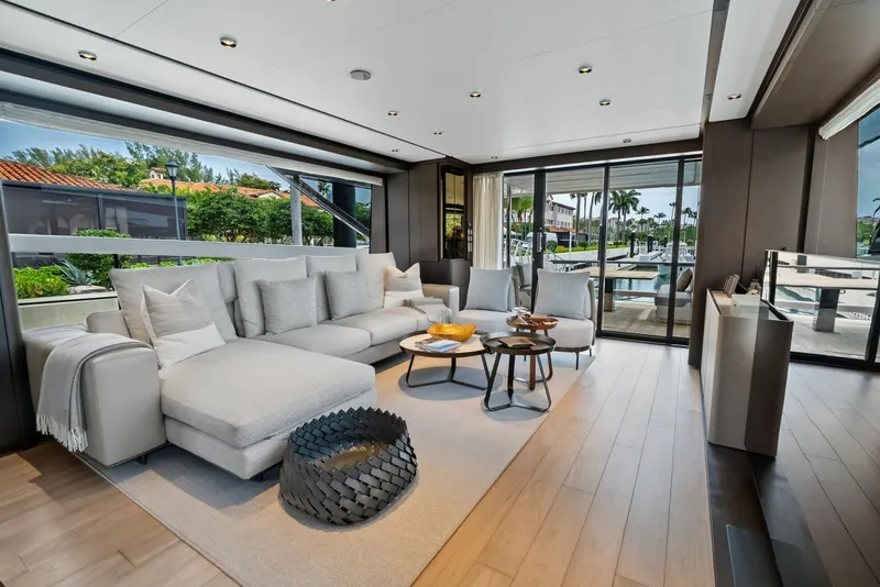 Slide: The Image of Ferretti 860 2023 - 36