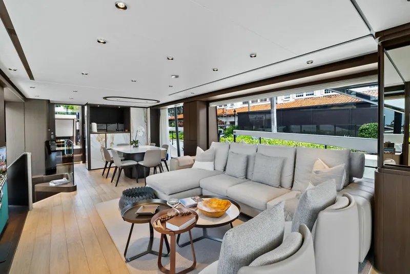 Slide: The Image of Ferretti 860 2023 - 38