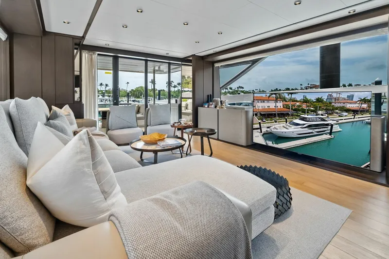 Slide: The Image of Ferretti 860 2023 - 40