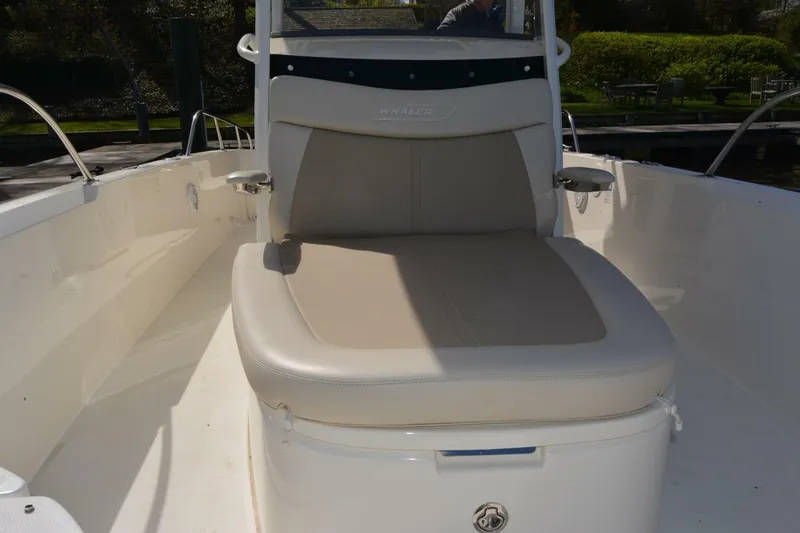 Slide: The Image of Boston Whaler 270 Dauntless 2021 - 16