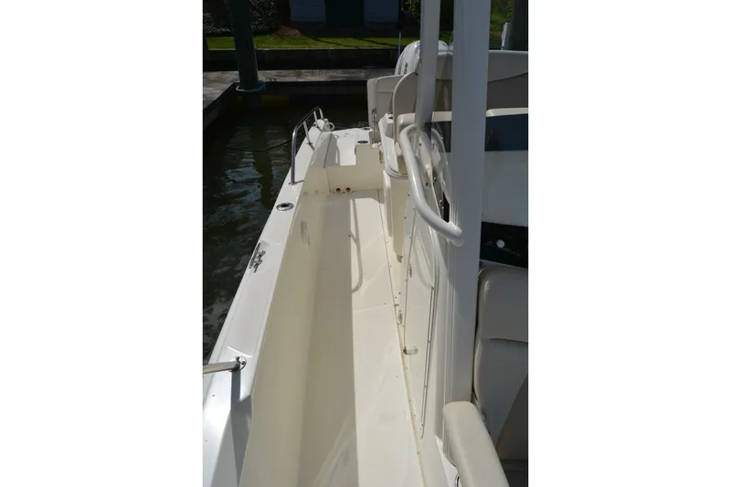 Slide: The Image of Boston Whaler 270 Dauntless 2021 - 18