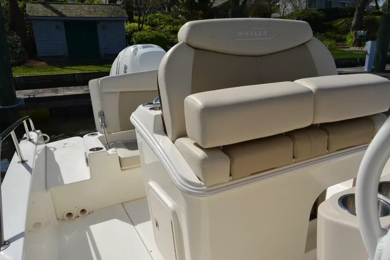 Slide: The Image of Boston Whaler 270 Dauntless 2021 - 30