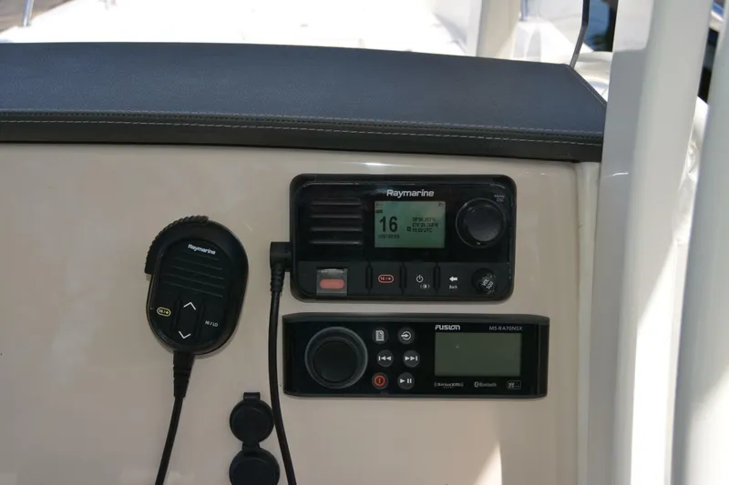 Slide: The Image of Boston Whaler 270 Dauntless 2021 - 42