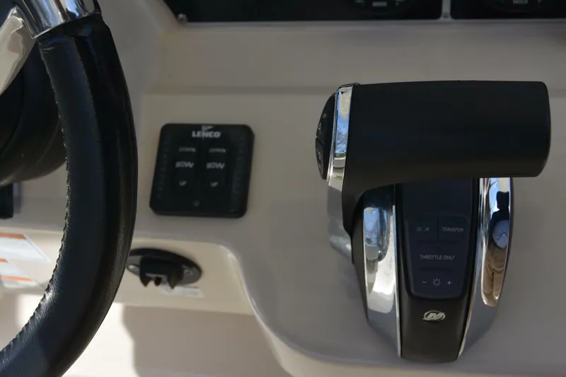 Slide: The Image of Boston Whaler 270 Dauntless 2021 - 46