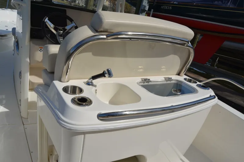 Slide: The Image of Boston Whaler 270 Dauntless 2021 - 47