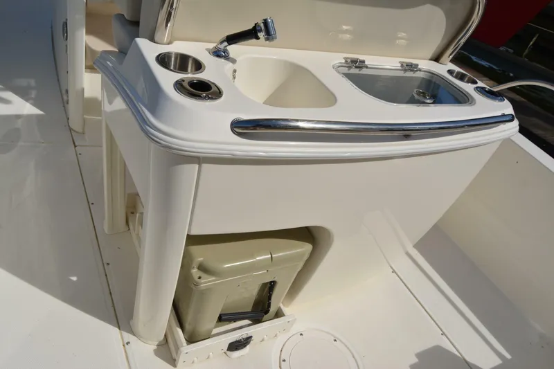 Slide: The Image of Boston Whaler 270 Dauntless 2021 - 48