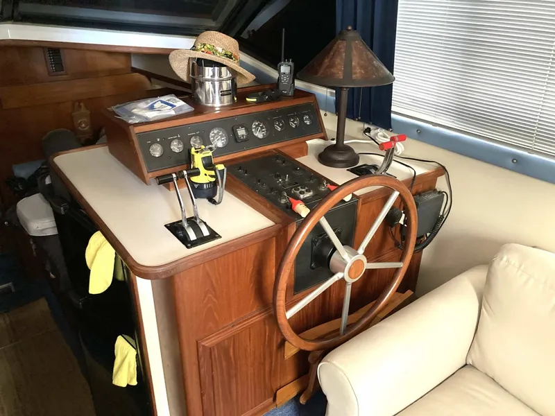 Slide: The Image of Carver Yachts 3807 1989 - 20