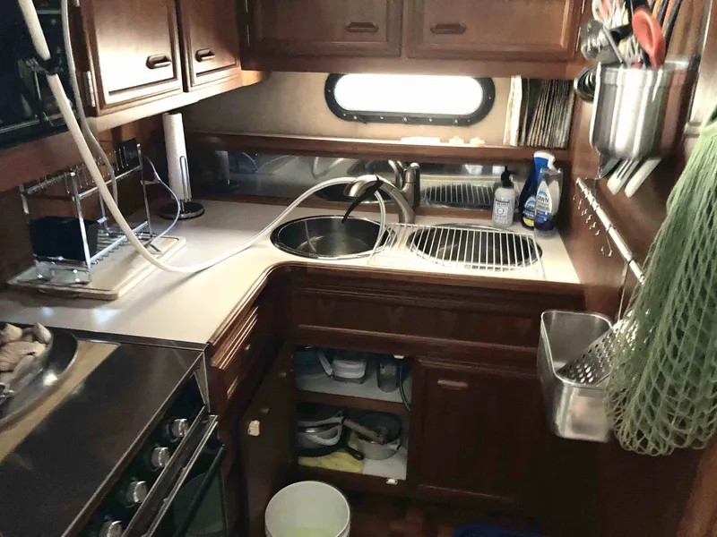 Slide: The Image of Carver Yachts 3807 1989 - 21