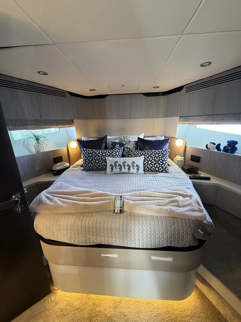 Slide: The Image of Azimut 60 FLY 2019 - 12
