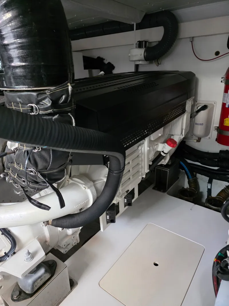Slide: The Image of Azimut 60 FLY 2019 - 18