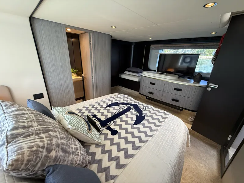 Slide: The Image of Azimut 60 FLY 2019 - 9