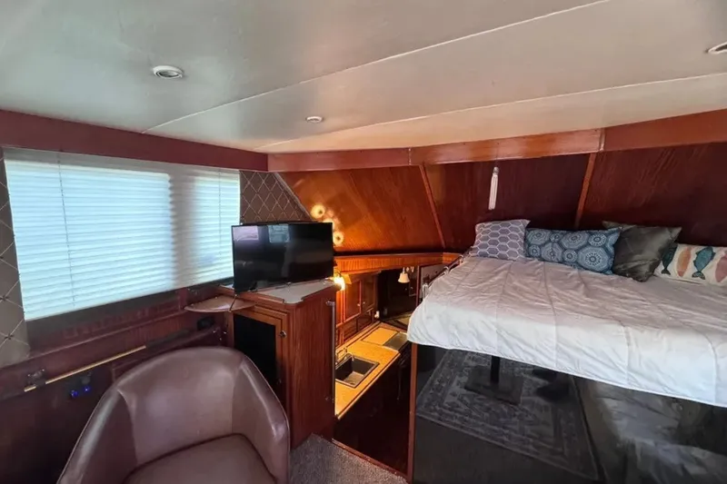 Slide: The Image of Hatteras 43 Convertible 1981 - 9