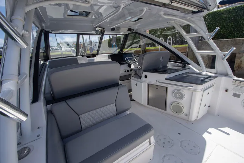 Slide: The Image of Everglades 340 Dual Console 2019 - 13